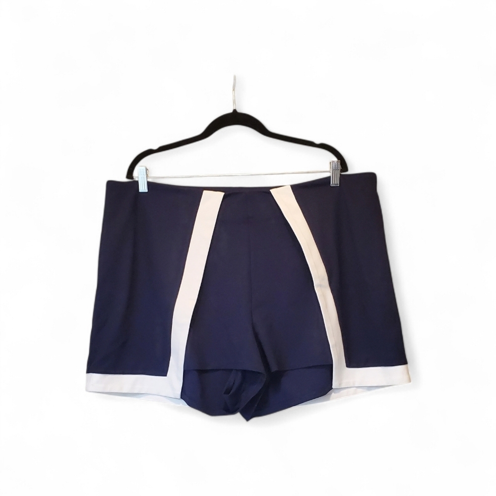 🍀Super Cute Navy and White Women's Curvy Shorts/Skorts Size 20